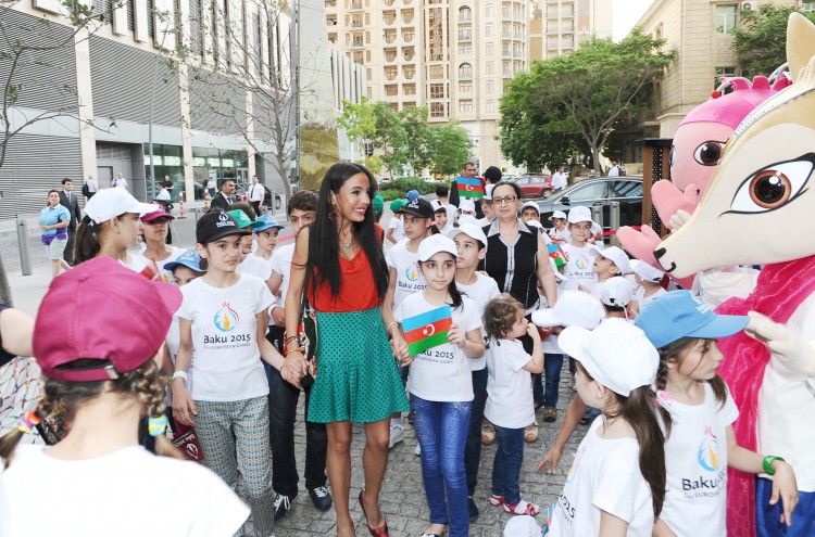 Вице-президент Фонда Гейдара Алиева Лейла Алиева приняла участие в празднестве для маленьких воспитанников детских домов и Центра реабилитации детей с синдромом Дауна (ФОТО)