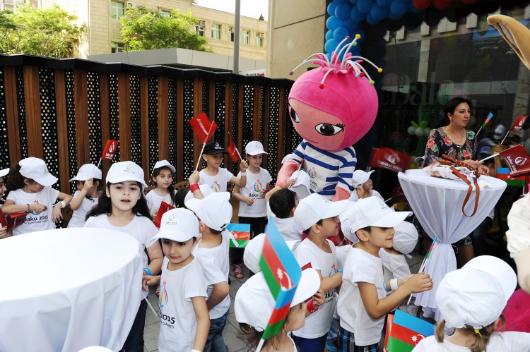 Вице-президент Фонда Гейдара Алиева Лейла Алиева приняла участие в празднестве для маленьких воспитанников детских домов и Центра реабилитации детей с синдромом Дауна (ФОТО)