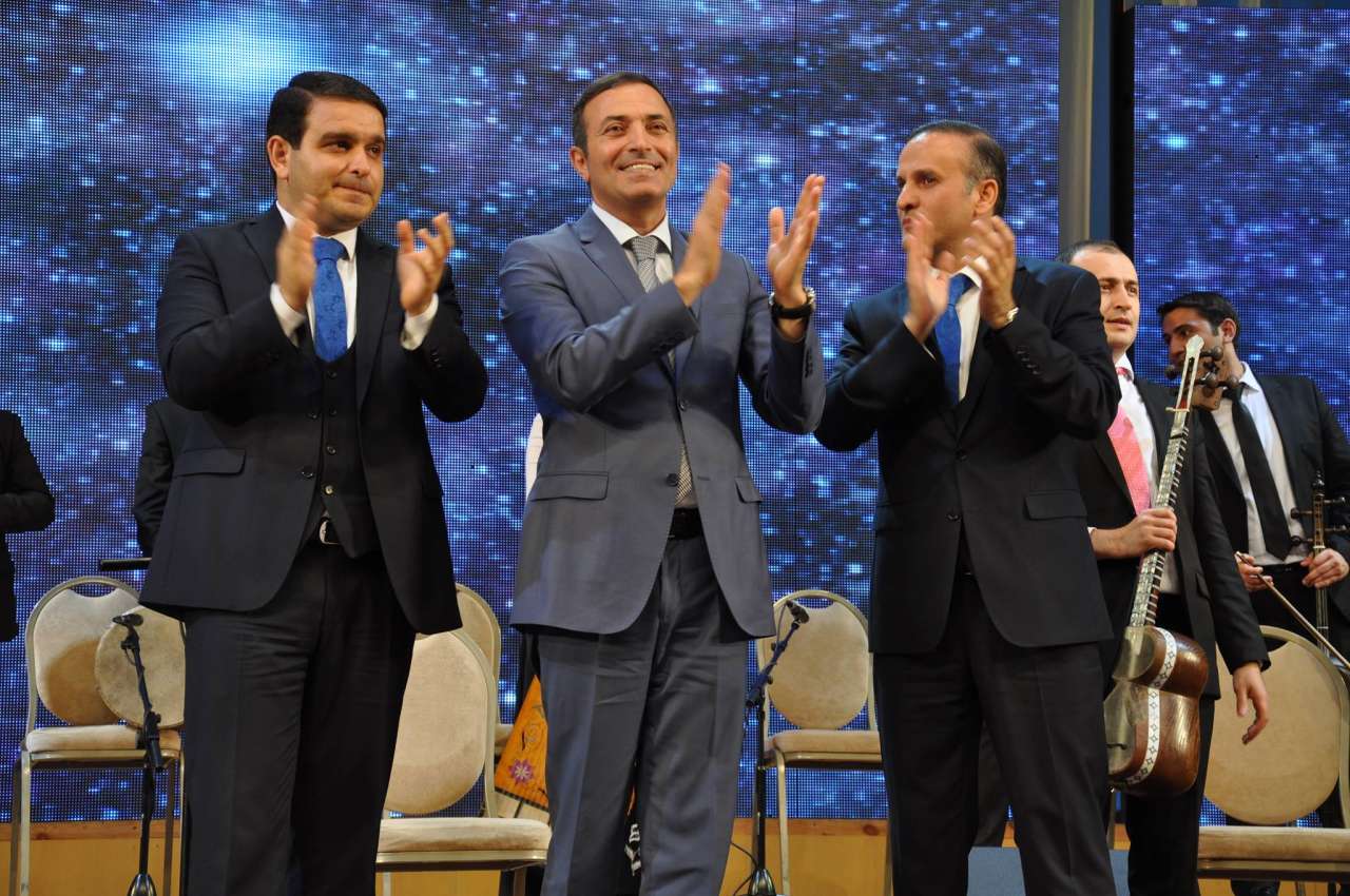 Гостей Евроигр встретили народной песней "Сары гялин" (ФОТО)