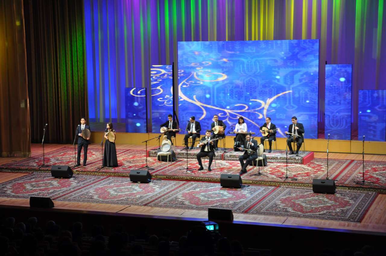 Гостей Евроигр встретили народной песней "Сары гялин" (ФОТО)