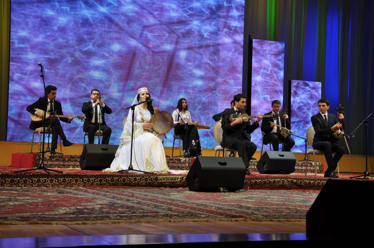 Гостей Евроигр встретили народной песней "Сары гялин" (ФОТО)