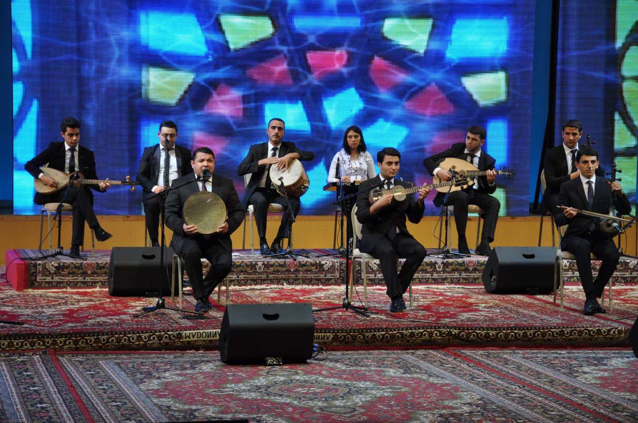 Гостей Евроигр встретили народной песней "Сары гялин" (ФОТО)