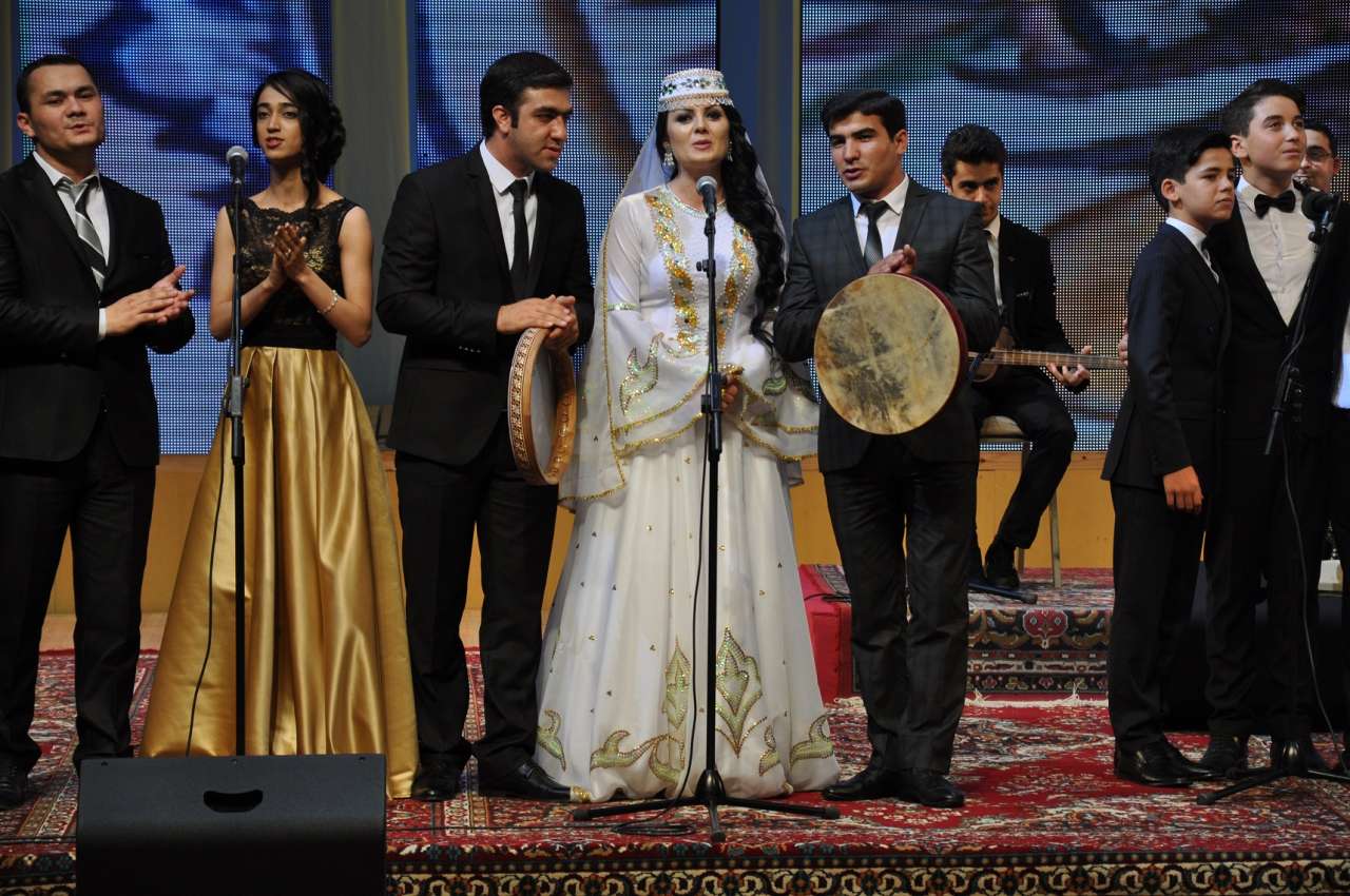 Гостей Евроигр встретили народной песней "Сары гялин" (ФОТО)