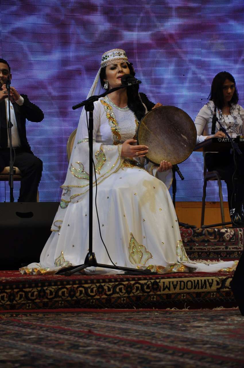 Гостей Евроигр встретили народной песней "Сары гялин" (ФОТО)