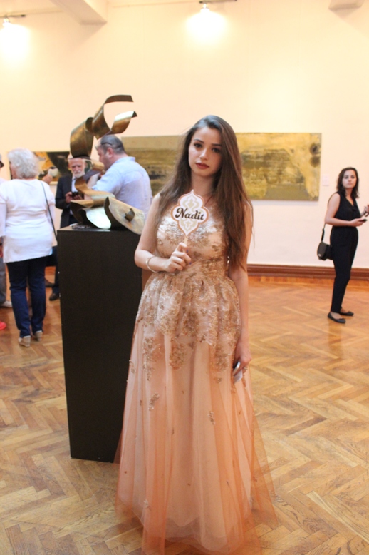 Гостям Евроигр представили магические кофейные платья (ФОТО)