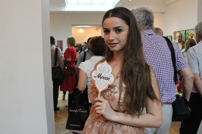 Гостям Евроигр представили магические кофейные платья (ФОТО)