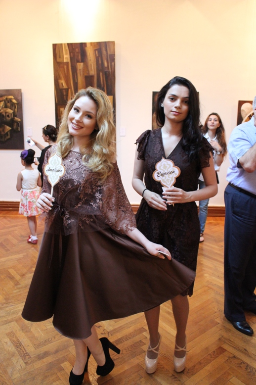 Гостям Евроигр представили магические кофейные платья (ФОТО)