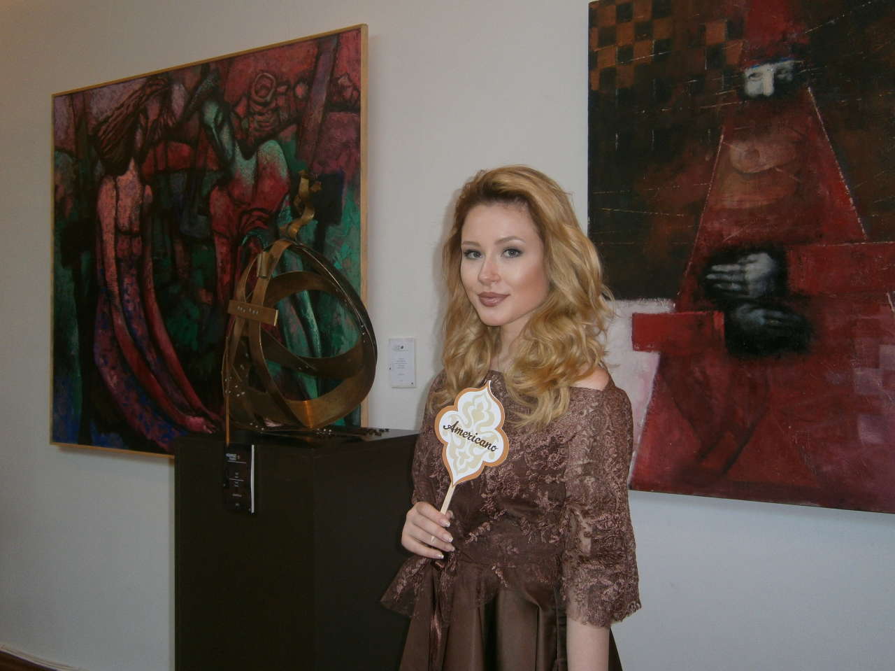 Гостям Евроигр представили магические кофейные платья (ФОТО)