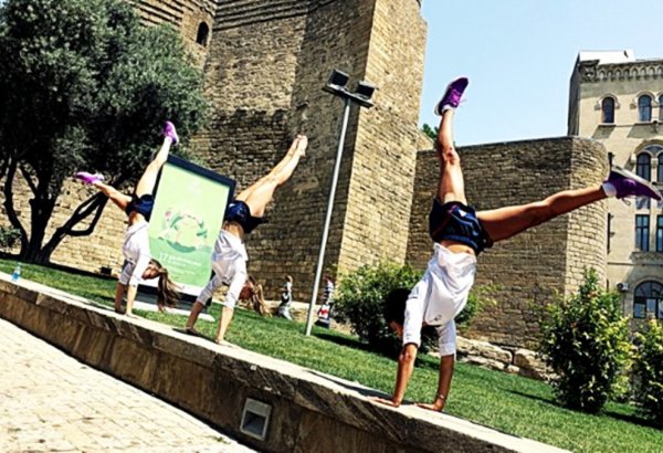 Британские гимнасты совершили увлекательную прогулку по Баку (ФОТО)