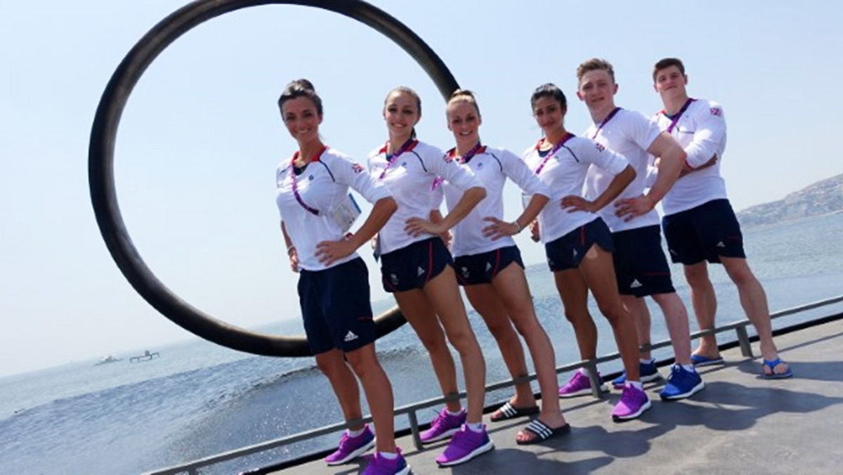 Британские гимнасты совершили увлекательную прогулку по Баку (ФОТО)