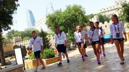 Британские гимнасты совершили увлекательную прогулку по Баку (ФОТО)