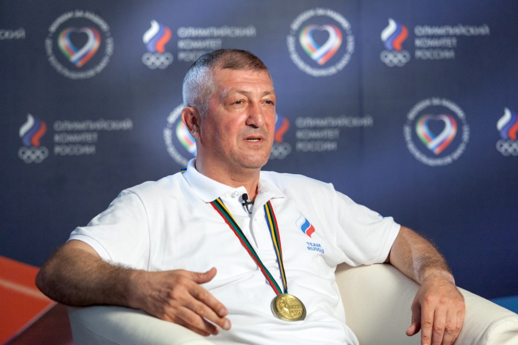 Назим Гусейнов передал свою олимпийскую медаль Дому болельщиков