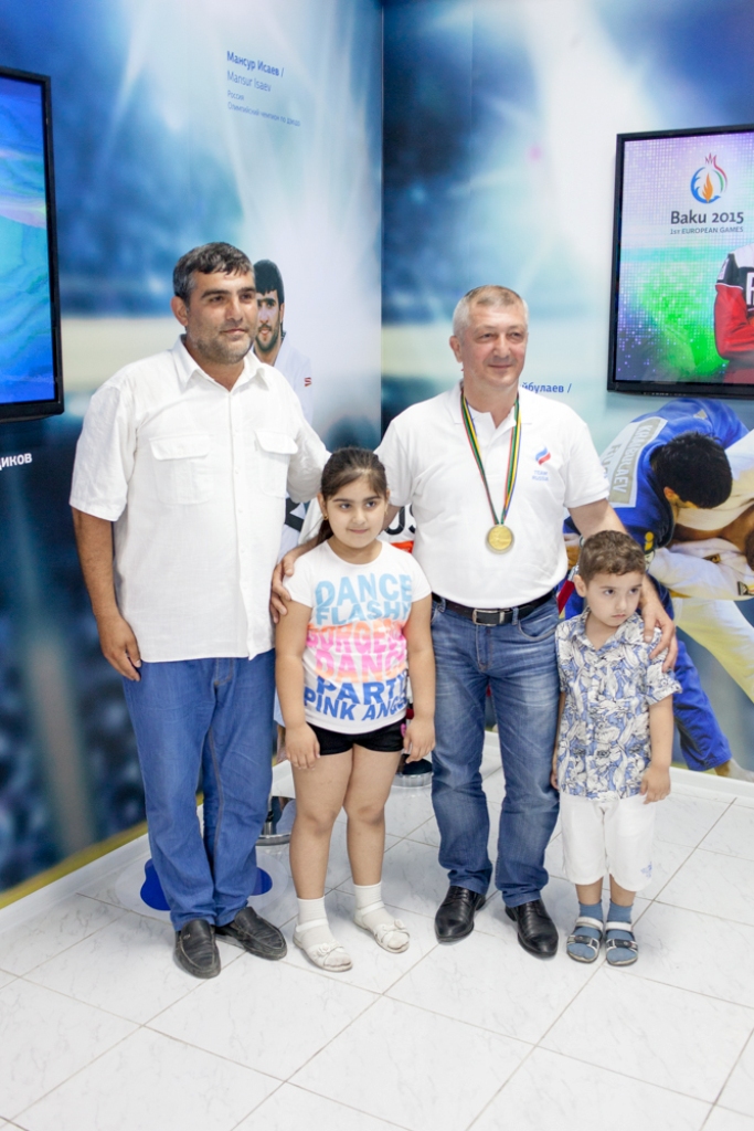 Назим Гусейнов передал свою олимпийскую медаль Дому болельщиков