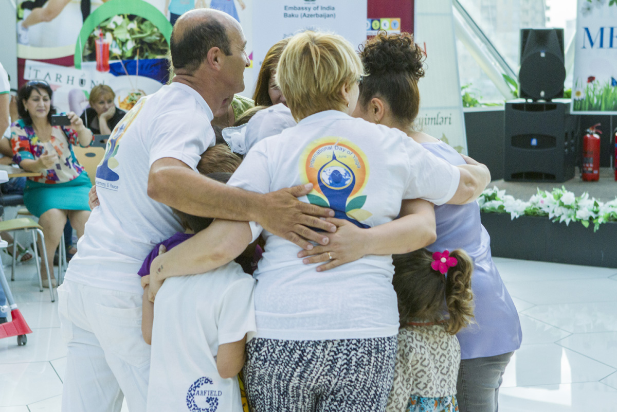 Йоги провели флешмоб, посвященный Евроиграм в Баку (ФОТО)