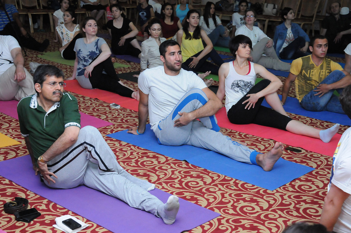 Йоги провели флешмоб, посвященный Евроиграм в Баку (ФОТО)