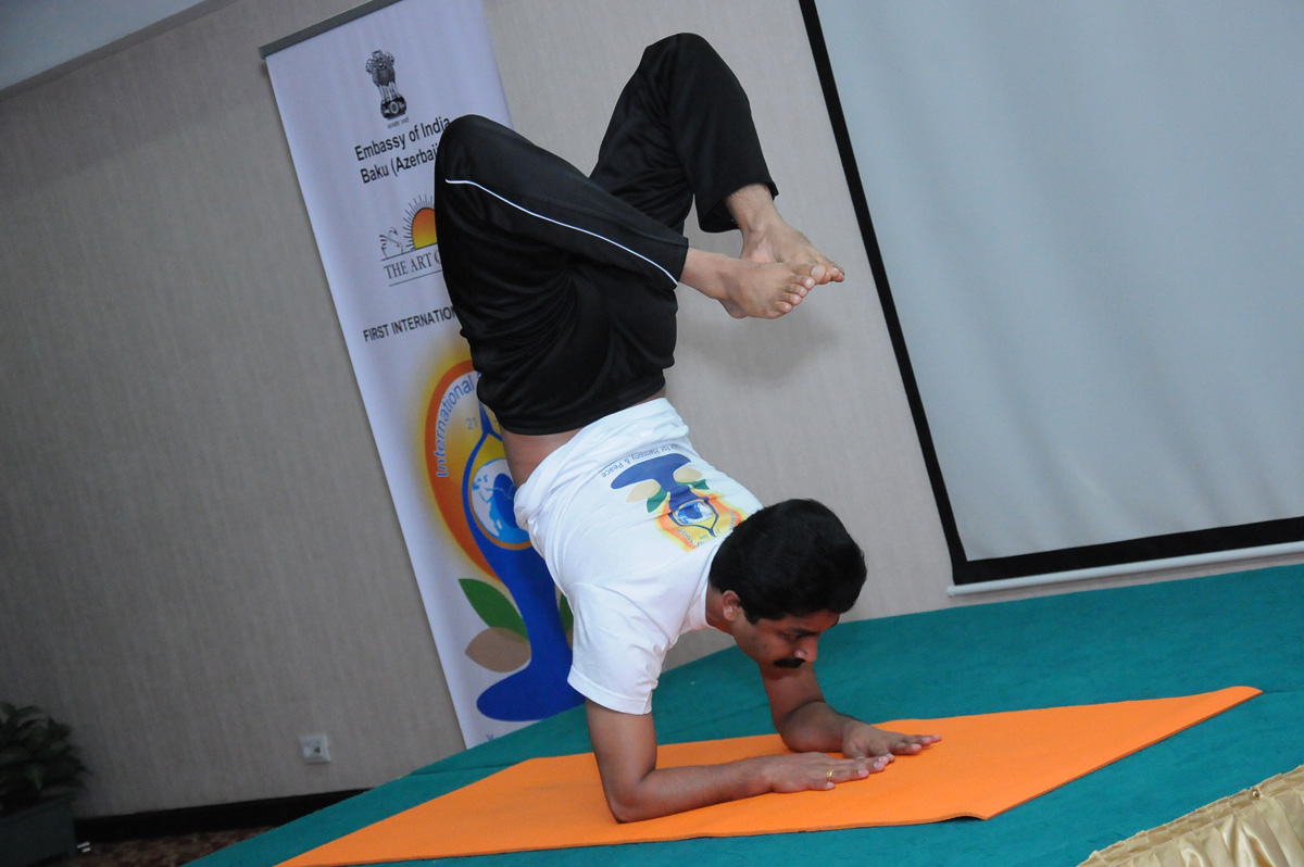 Йоги провели флешмоб, посвященный Евроиграм в Баку (ФОТО)