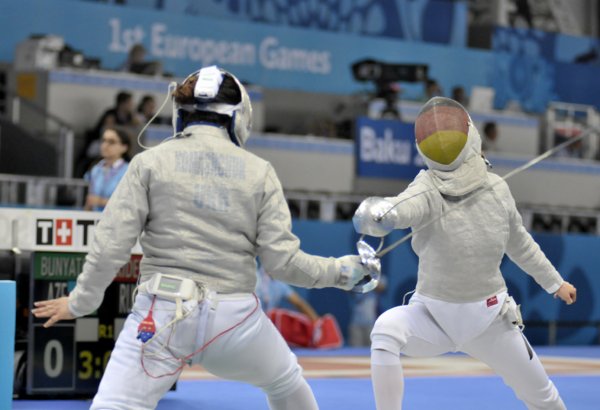 Азербайджанские спортсменки вышли в 1/4 финала соревнований по фехтованию в рамках Евроигр (ФОТО)