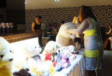 Плюшевый "беспредельщик" в Баку вызвал большой ажиотаж (ФОТО)