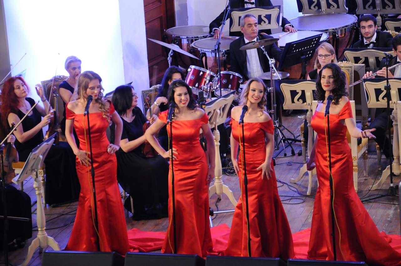 Итальянские девушки представили гостям Евроигр волшебный вечер (ФОТО)