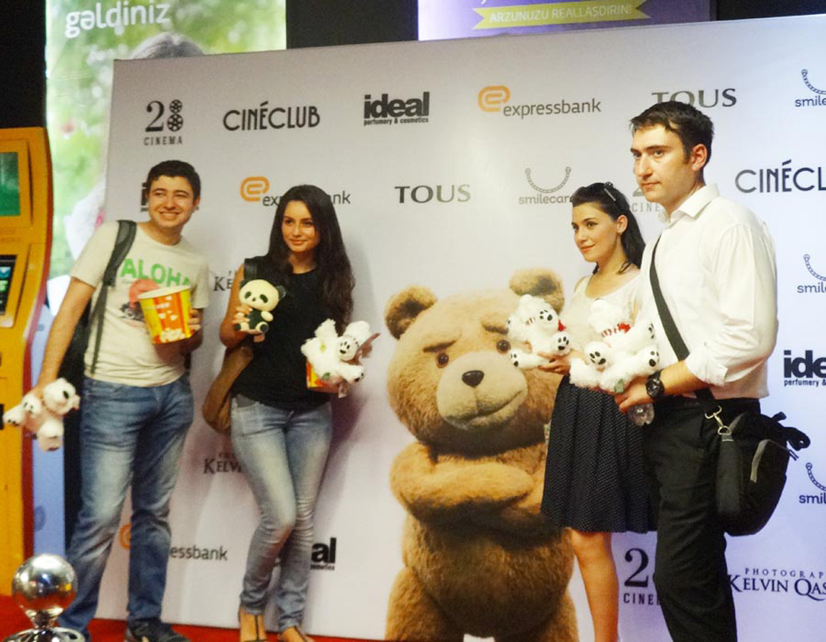 Плюшевый "беспредельщик" в Баку вызвал большой ажиотаж (ФОТО)