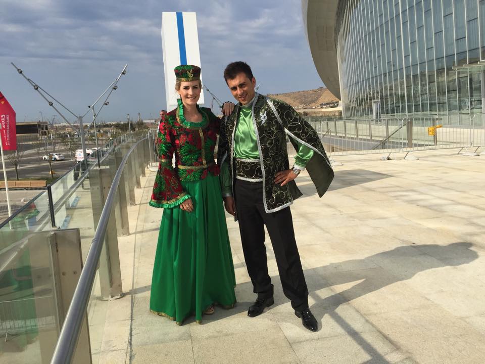 Ведущая “Eurosport” и “SKY TV” в азербайджанском платье комментирует Евроигры (ФОТО)