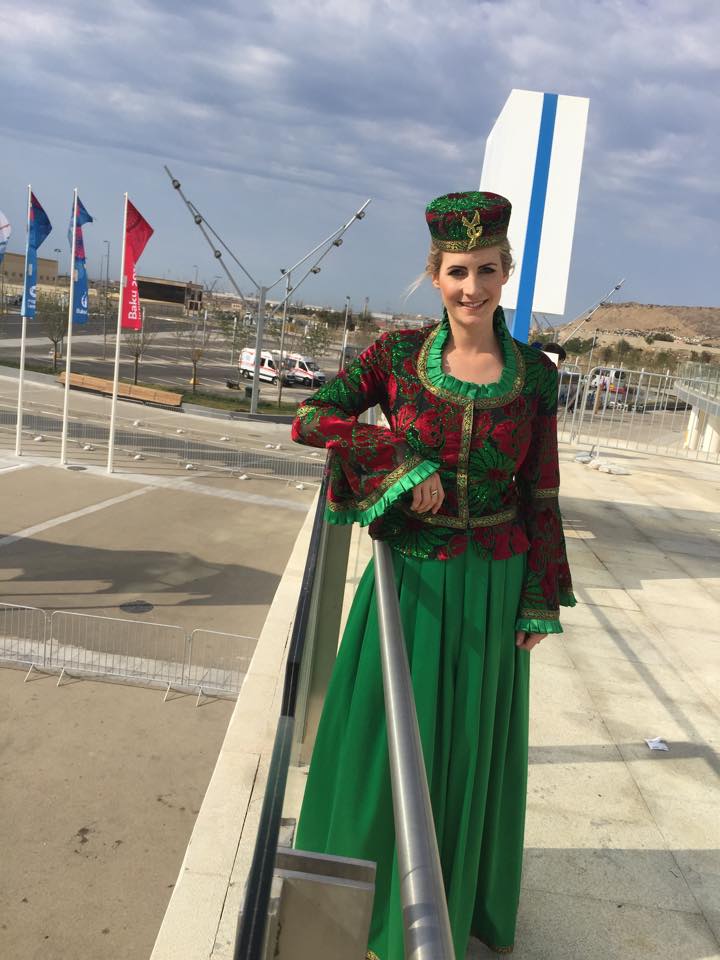 Ведущая “Eurosport” и “SKY TV” в азербайджанском платье комментирует Евроигры (ФОТО)