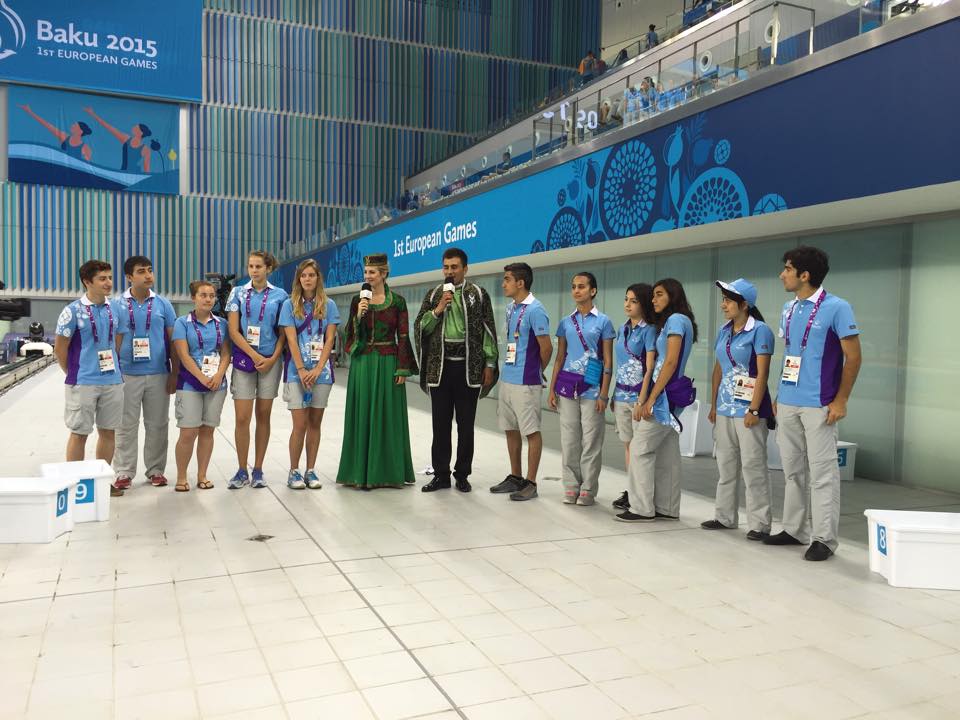 Ведущая “Eurosport” и “SKY TV” в азербайджанском платье комментирует Евроигры (ФОТО)