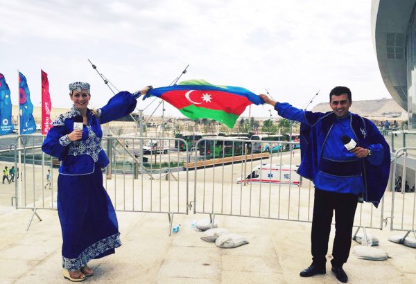 Британский комментатор Евроигр в азербайджанском платье (ВИДЕО, ФОТО)