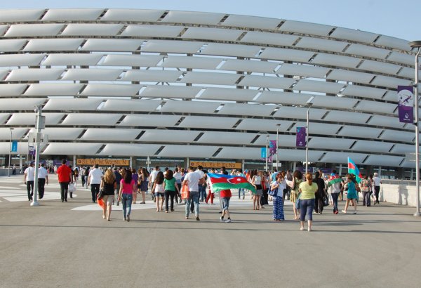 Зрители прибывают на церемонию закрытия первых Европейских игр (ФОТО)