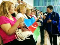 Британский комментатор Евроигр в азербайджанском платье (ВИДЕО, ФОТО)