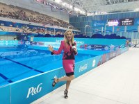 Британский комментатор Евроигр в азербайджанском платье (ВИДЕО, ФОТО)