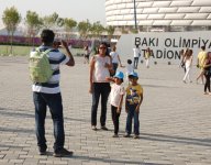 Зрители прибывают на церемонию закрытия первых Европейских игр (ФОТО)