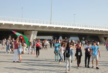 Зрители прибывают на церемонию закрытия первых Европейских игр (ФОТО)