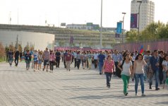 Зрители прибывают на церемонию закрытия первых Европейских игр (ФОТО)