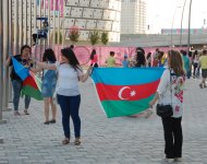 Зрители прибывают на церемонию закрытия первых Европейских игр (ФОТО)