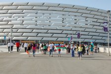 Зрители прибывают на церемонию закрытия первых Европейских игр (ФОТО)