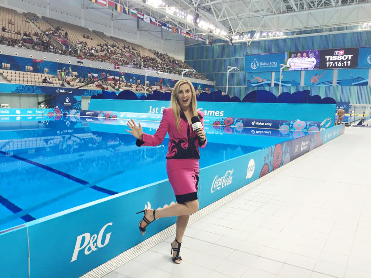 Британский комментатор Евроигр в азербайджанском платье (ВИДЕО, ФОТО)