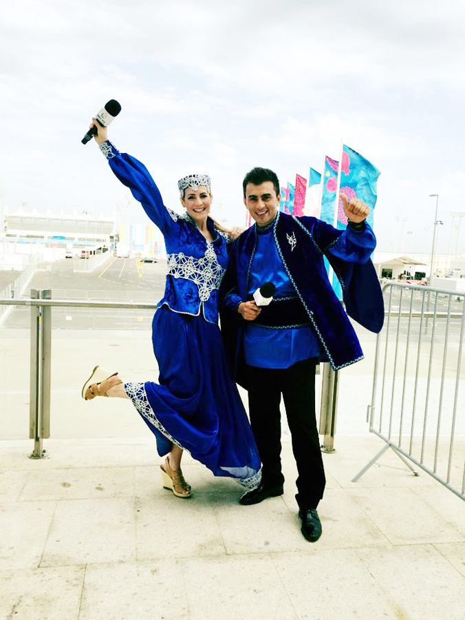 Британский комментатор Евроигр в азербайджанском платье (ВИДЕО, ФОТО)