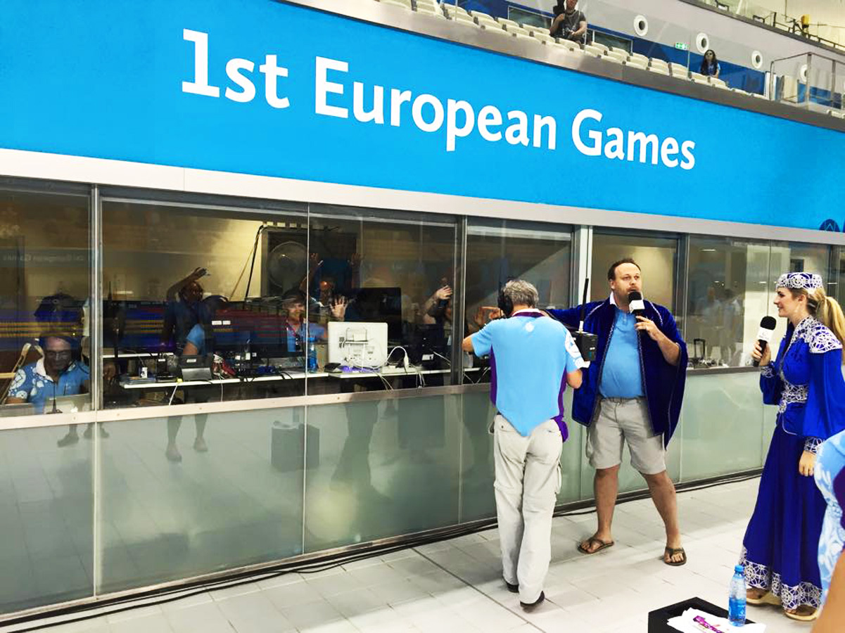 Британский комментатор Евроигр в азербайджанском платье (ВИДЕО, ФОТО)