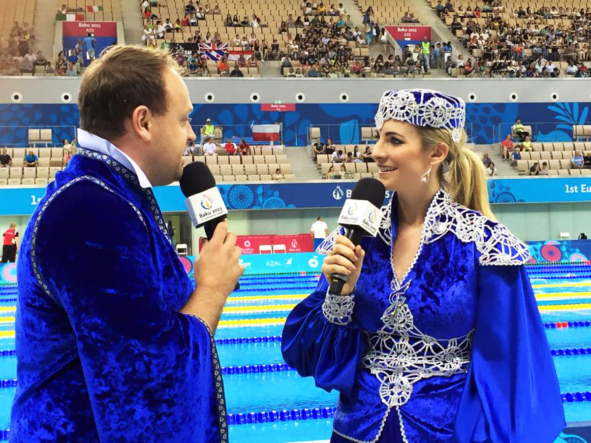 Британский комментатор Евроигр в азербайджанском платье (ВИДЕО, ФОТО)
