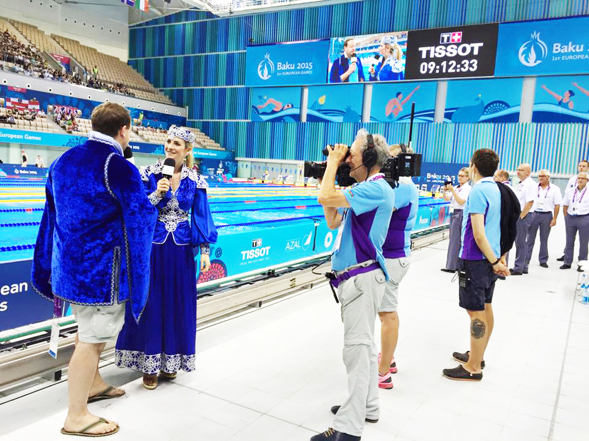 Британский комментатор Евроигр в азербайджанском платье (ВИДЕО, ФОТО)