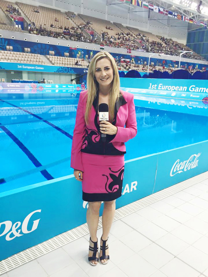 Британский комментатор Евроигр в азербайджанском платье (ВИДЕО, ФОТО)