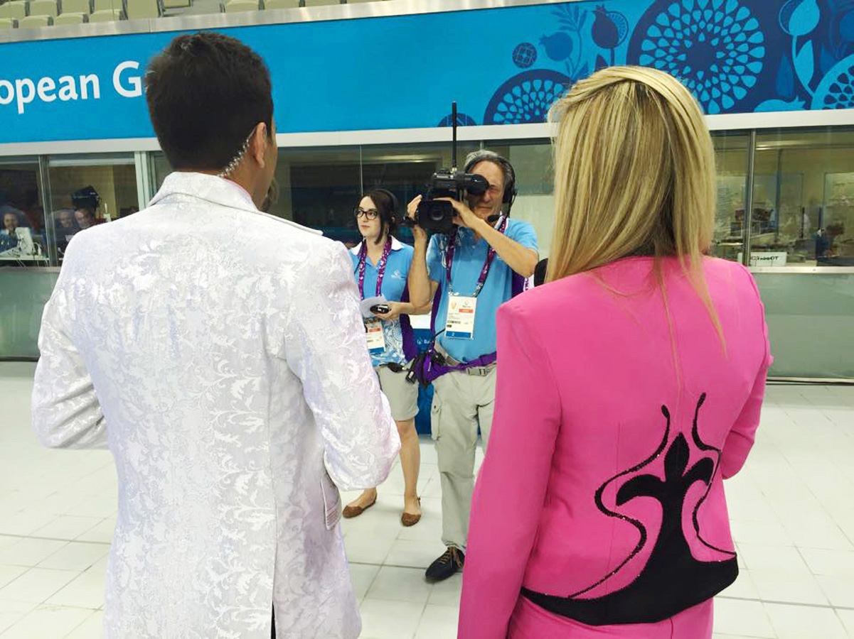 Британский комментатор Евроигр в азербайджанском платье (ВИДЕО, ФОТО)