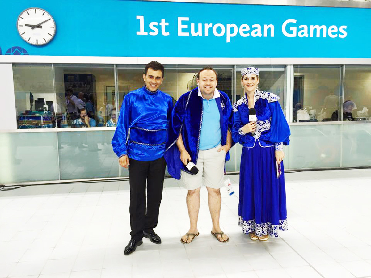 Британский комментатор Евроигр в азербайджанском платье (ВИДЕО, ФОТО)