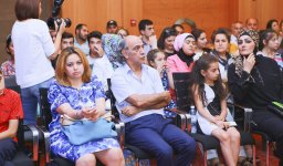 Дизайнеры воплотили в нарядах дух Евроигр - красочный вечер моды (ФОТО)