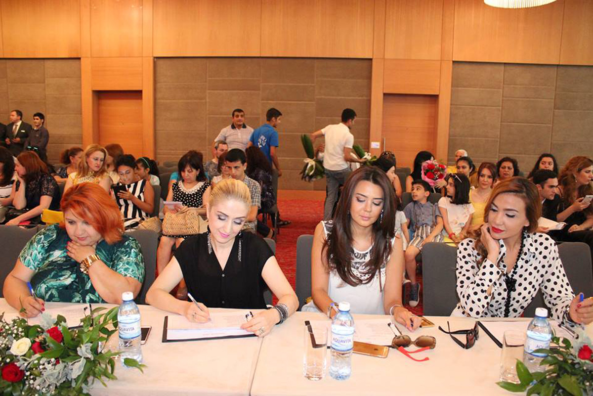 Дизайнеры воплотили в нарядах дух Евроигр - красочный вечер моды (ФОТО)