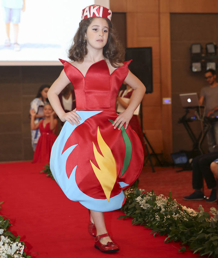 Дизайнеры воплотили в нарядах дух Евроигр - красочный вечер моды (ФОТО)