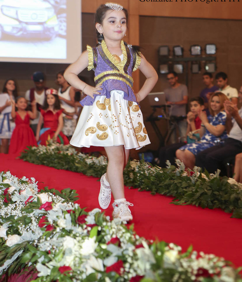 Дизайнеры воплотили в нарядах дух Евроигр - красочный вечер моды (ФОТО)