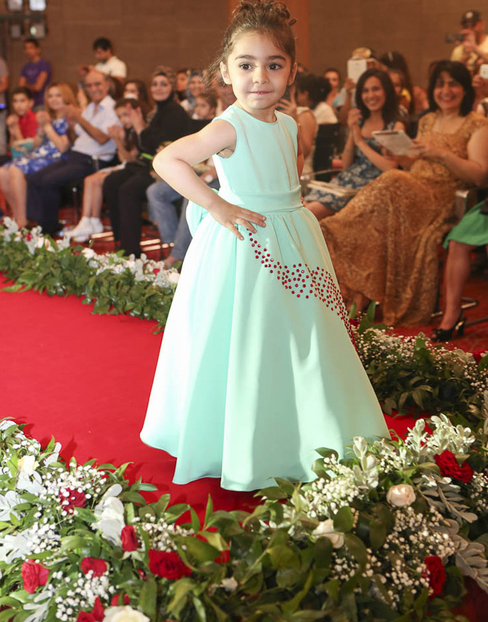 Дизайнеры воплотили в нарядах дух Евроигр - красочный вечер моды (ФОТО)