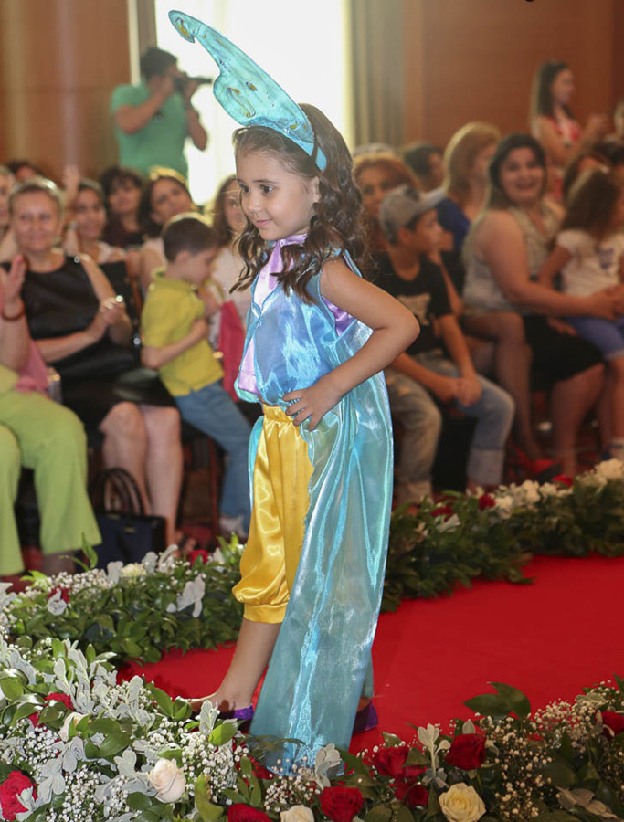 Дизайнеры воплотили в нарядах дух Евроигр - красочный вечер моды (ФОТО)